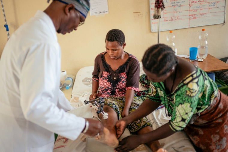 Amadou Soumah Sékou, chirurgien à l'hôpital de Ndosho, soutenu par la Croix rouge internationale (CICR), examine une femme blessée lors du conflit, le 14 mai 2026 à Goma, en RDC  ( AFP / Jospin Mwisha )