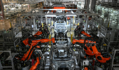 Une chaîne de production de véhicules électriques dans une usine du constructeur automobile chinois NIO à Hefei, dans la province d'Anhui, dans l'est de la Chine, le 24 septembre 2025 ( AFP / Jade GAO )