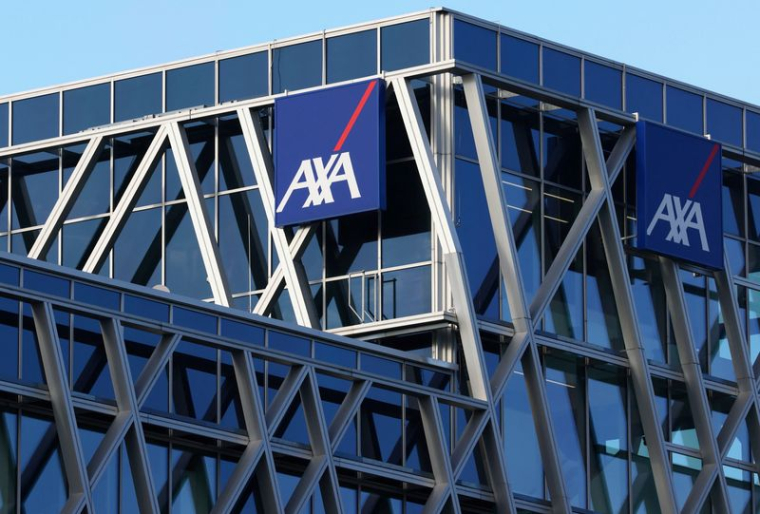 Le logo de l'assureur et banque AXA est visible à Bruxelles