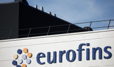 Logo d'Eurofins Scientific affiché sur un immeuble de la société à Nantes