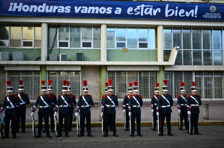 Des cadets militaires devant le Congrès national avant le début de la cérémonie d'investiture du président élu du Honduras, Nasry Asfura, le 27 janvier 2026 à Tegucigalpa ( AFP / JOHAN ORDONEZ )