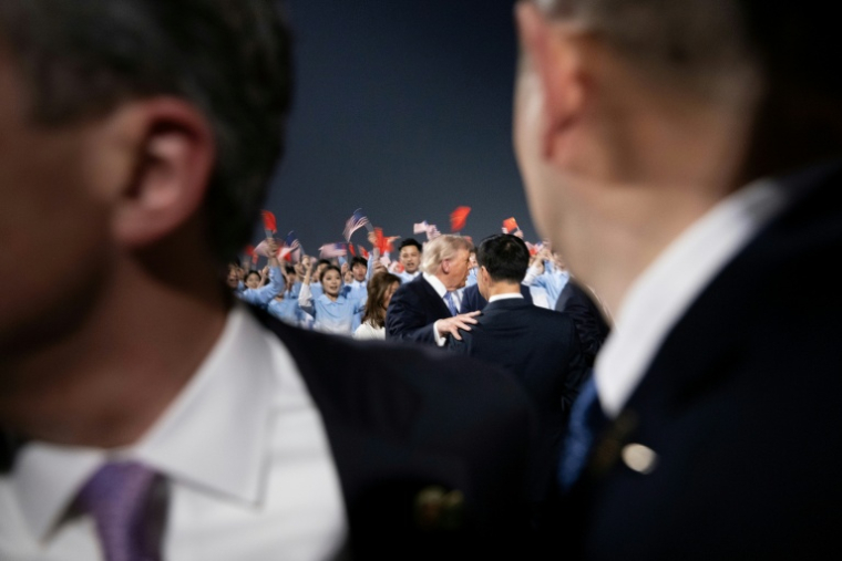 Le président américain Donald Trump est accueilli par le vice-président chinois Han Zheng et d'autres responsables à son arrivée à l’aéroport international de Pékin, le 13 mai 2026 ( AFP / Brendan Smialowski )