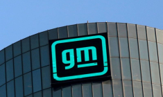 GM PLOMBÉ PAR LA PÉNURIE DE PUCES, MAIS OPTIMISTE POUR LES RÉSULTATS ANNUELS