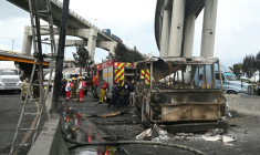 Des pompiers mexicains surveillent la zone où un camion-citerne transportant du gaz a explosé, dans l'est de Mexico, le 10 septembre 2025 ( AFP / Valentina ALPIDE )