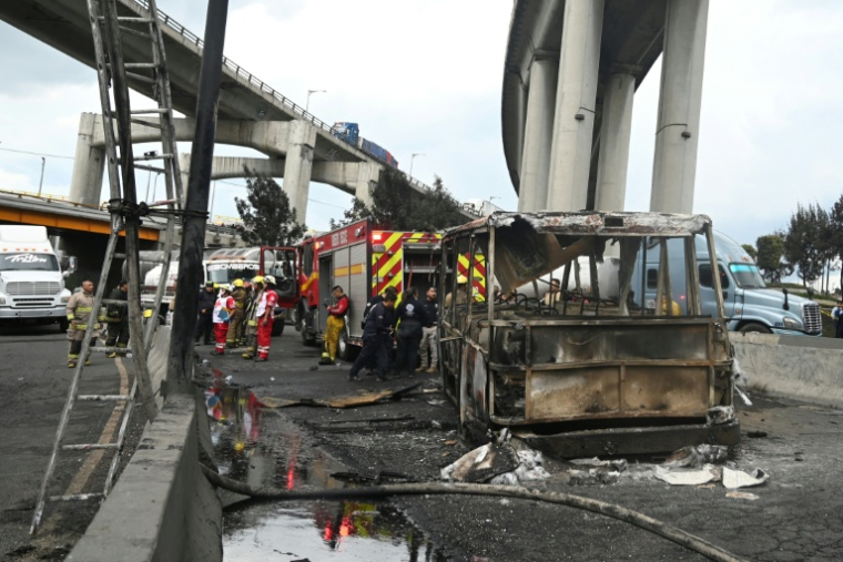Des pompiers mexicains surveillent la zone où un camion-citerne transportant du gaz a explosé, dans l'est de Mexico, le 10 septembre 2025 ( AFP / Valentina ALPIDE )