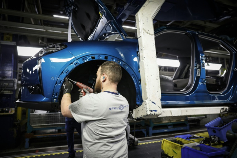 Un employé travaille sur la chaîne de production automobile de l'usine du constructeur automobile multinational Stellantis à Poissy, à l'ouest de Paris, le 15 avril 2026 ( AFP / Simon Wohlfahrt )