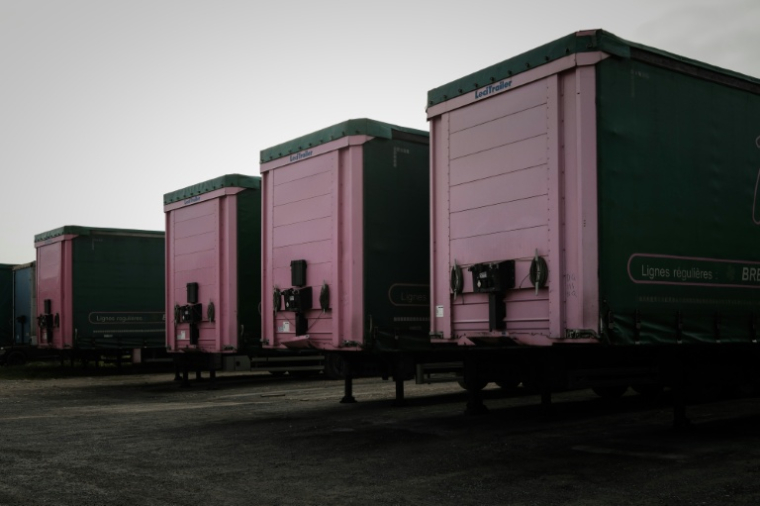 Des semi-remorques sont stationnées sur le parking d'un dépôt de transport routier à Bignay, dans le sud-ouest de la France, le 31 mars 2026 ( AFP / Philippe LOPEZ )