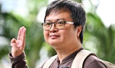 L'avocat Arnon Numpa à son arrivée devant un tribunal de Bangkok, le 26 septembre 2023 ( AFP / Lillian SUWANRUMPHA )