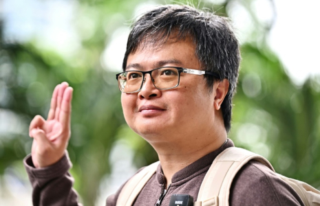 L'avocat Arnon Numpa à son arrivée devant un tribunal de Bangkok, le 26 septembre 2023 ( AFP / Lillian SUWANRUMPHA )