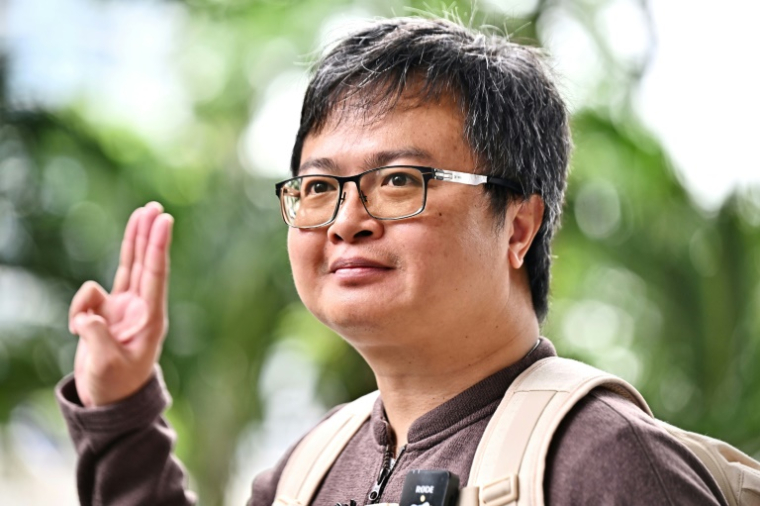L'avocat Arnon Numpa à son arrivée devant un tribunal de Bangkok, le 26 septembre 2023 ( AFP / Lillian SUWANRUMPHA )