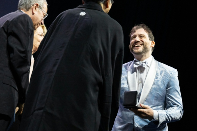 Le mathématicien canadien Jacob Tsimerman recevant la médaille Fields à Philadelphie aux Etats-Unis, le 23 juillet 2026 ( AFP / Erin Blewett )