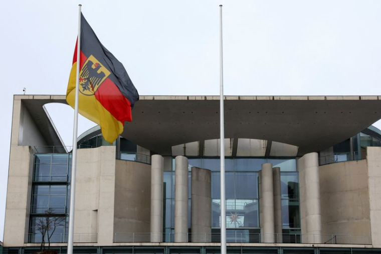 Le drapeau national allemand flotte devant la Chancellerie