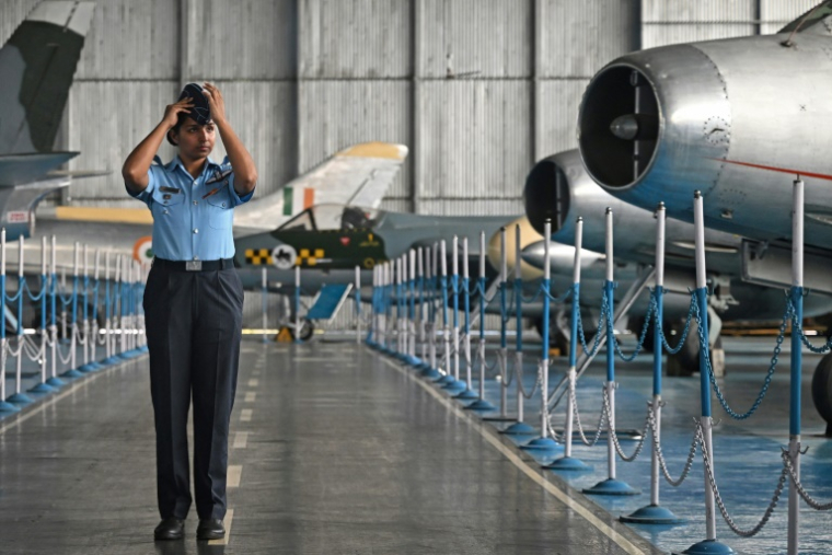 Shivangi Singh, pilote de l'armée de l'air indienne, lors d'une interview avec l'AFP au musée de l'armée de l'air à New Delhi, le 15 avril 2025 ( AFP / Arun SANKAR )