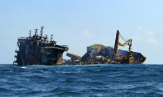 Le porte-conteneurs MV X-Press Pearl, immatriculé à Singapour et transportant des centaines de conteneurs de produits chimiques et de granulés de plastique, lors de son remorquage au large des côtes de Colombo en juin 2021 ( AFP / ISHARA S. KODIKARA )
