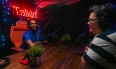 Les animateurs de "Yah Lah Bu", Terence Chia (d) et Haresh Tilani (g), enregistrent un épisode dans leur studio de podcast à Singapour, le 10 avril 2025 ( AFP / Roslan RAHMAN )