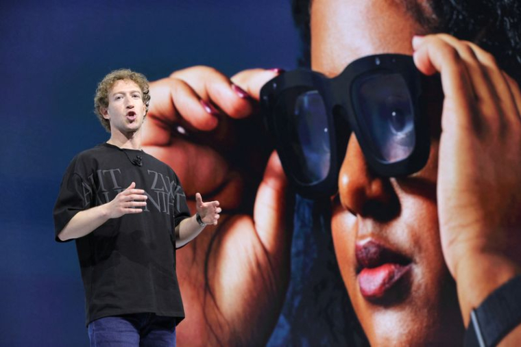 Le PDG de Meta, Mark Zuckerberg, présente les lunettes AR Orion lors de l'événement annuel Meta Connect