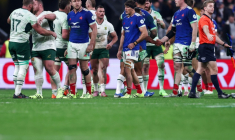 La déception des joueurs français après la défaite 32-17 face aux Sud-Africains le 8 novembre 2025 au Stade de France ( AFP / FRANCK FIFE )