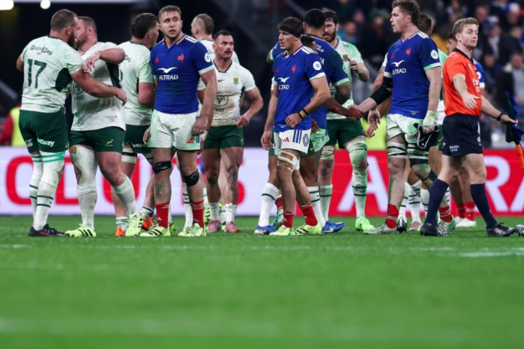 La déception des joueurs français après la défaite 32-17 face aux Sud-Africains le 8 novembre 2025 au Stade de France ( AFP / FRANCK FIFE )
