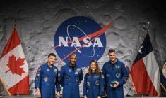 L'équipage de la mission Artémis II lors d'une conférence de presse au Johnson Space Center à Houston au Texas le 16 avril 2026 ( AFP / RONALDO SCHEMIDT )