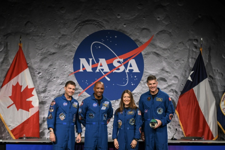L'équipage de la mission Artémis II lors d'une conférence de presse au Johnson Space Center à Houston au Texas le 16 avril 2026 ( AFP / RONALDO SCHEMIDT )