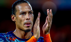 Virgil van Dijk inaugure une tribune à son nom