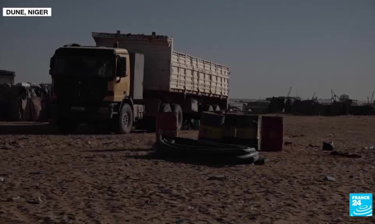 Crise migratoire au Sahara : à Assamaka, les migrants se heurtent à la frontière algérienne