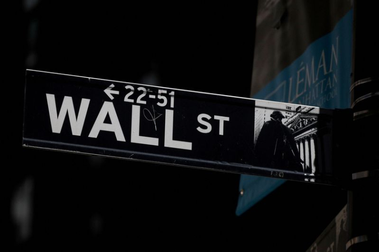 Photo d'archives montrant une plaque de rue de Wall Street près de la bourse de New York