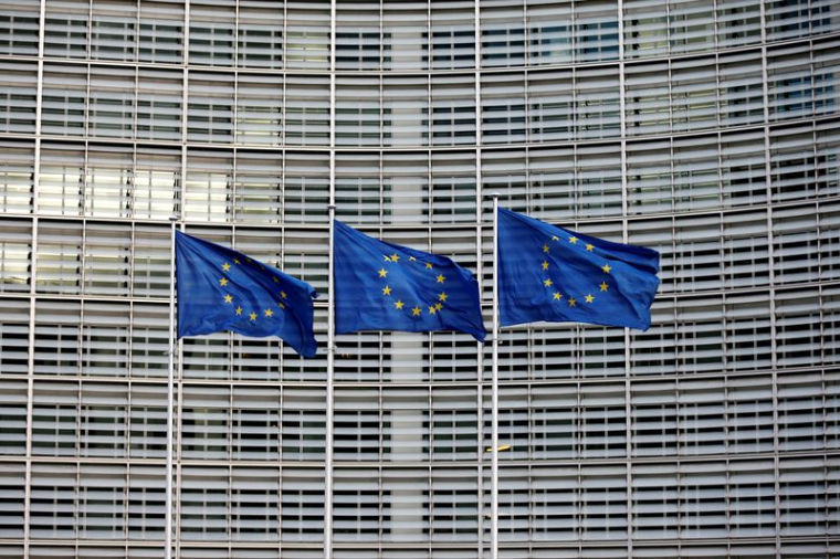 Des drapeaux de l'UE flottent devant le siège de la Commission européenne à Bruxelles