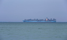 Un porte-conteneurs de la Maersk navigue dans le détroit de Singapour