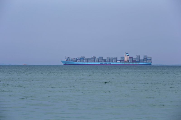 Un porte-conteneurs de la Maersk navigue dans le détroit de Singapour