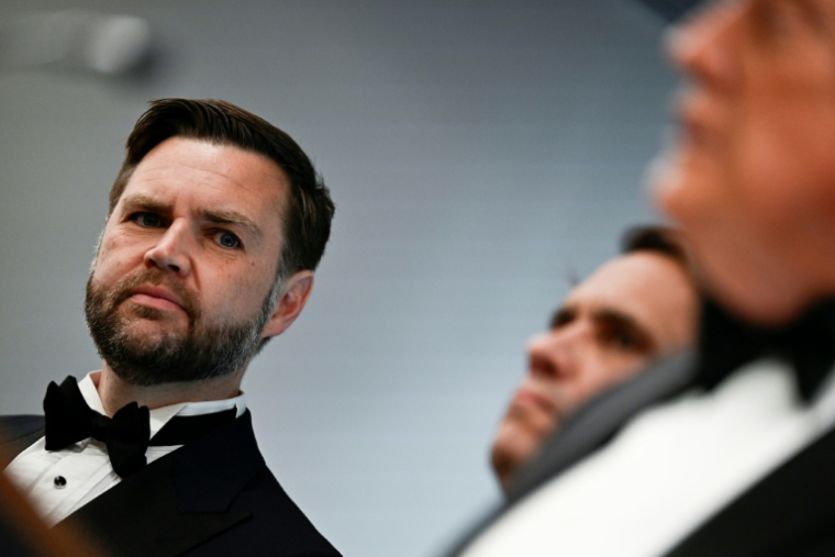 Le vice-président américain JD Vance écoute Donald Trump s'exprimer devant la presse à la Maison Blanche, à Washington, le 25 avril 2026 ( AFP / Kent NISHIMURA )