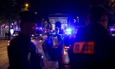 Des policiers en faction sur les Champs-Elysées lors du match opposant le Paris Saint-Germain et le Bayern Munich, le 6 mai 2026, à Paris ( AFP / SIMON WOHLFAHRT )