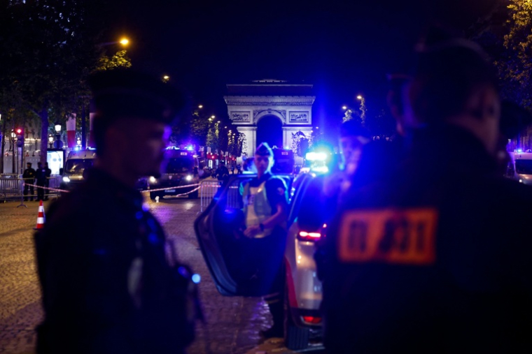 Des policiers en faction sur les Champs-Elysées lors du match opposant le Paris Saint-Germain et le Bayern Munich, le 6 mai 2026, à Paris ( AFP / SIMON WOHLFAHRT )