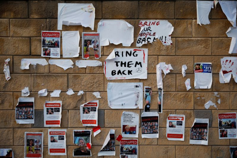 Images d'otages affichées sur un mur à Tel Aviv