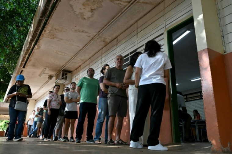 Des électeurs attendent de voter pour le second tour de la présidentielle brésilienne, le 25 octobre 2026 à Brasilia ( AFP / Evaristo SA )