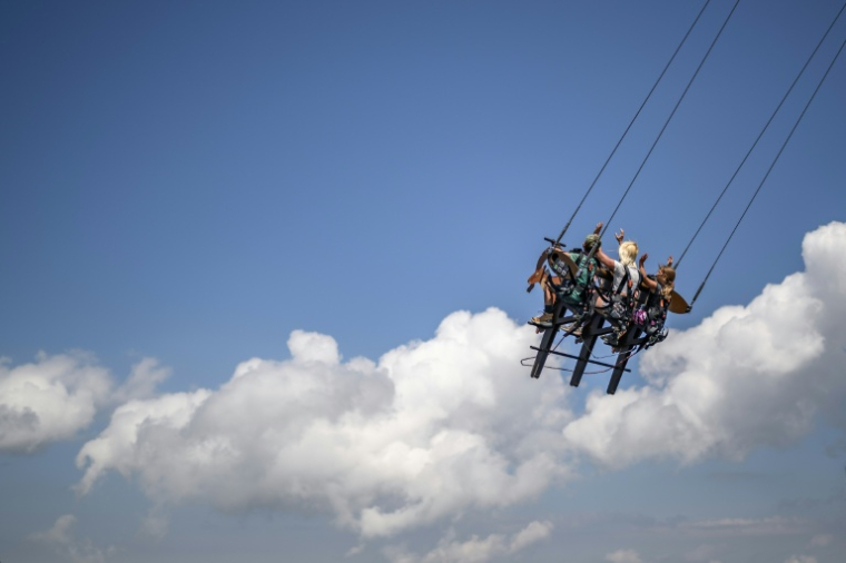 Des touristes sur la balançoire du Grand Chamossaire, au-dessus de Villars-sur-Ollon, en Suisse, le 20 juillet 2026 ( AFP / Fabrice COFFRINI )
