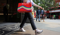 Des acheteurs passent devant des magasins de détail dans le centre de Londres