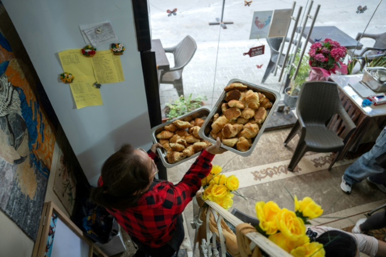 Des plateaux de croissants sortis du four chez Tres Marias, une organisation caritative qui soutient les travailleurs migrants à Beyrouth, le 15 mai 2026 au Liban ( AFP / Chantale SALAMEH )