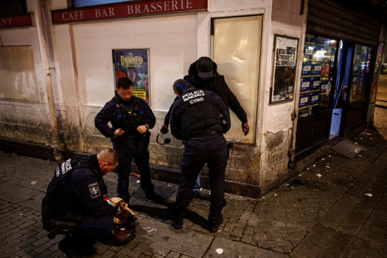 Des policiers municipaux contrôlent un homme durant une patrouille à Saint-Denis, en Seine-Saint-Denis, le 22 janvier 2026 ( AFP / Dimitar DILKOFF )