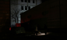 Des habitants dans l'obscurité à Vyshgorod, près de Kiev, le 30 décembre 2025 ( AFP / Tetiana DZHAFAROVA )