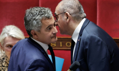 Le ministre de la Justice Gérald Darmanin (g) et le ministre de l'Intérieur Laurent Nuñez, à l'Assemblée nationale, le 15 juillet 2026 à Paris ( AFP / STEPHANE DE SAKUTIN )