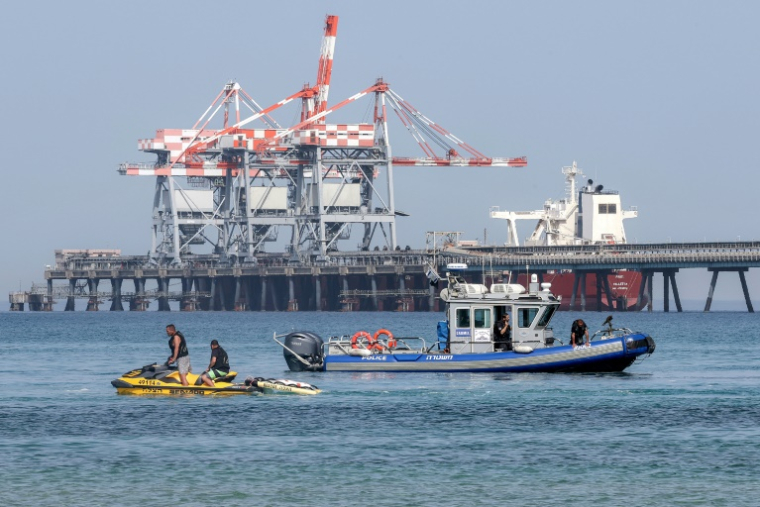 Des membres des services de secours israéliens recherchent un homme disparu dans les eaux de la Méditerranée au large de la jetée du port de Hadera, dans le centre d'Israël, le 22 avril 2025 ( AFP / JACK GUEZ )