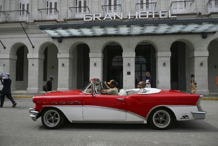 Une vieille voiture américaine passe devant le  Gran Hotel Bristol à La Havane, le 3 juin 2026 à Cuba ( AFP / YAMIL LAGE )