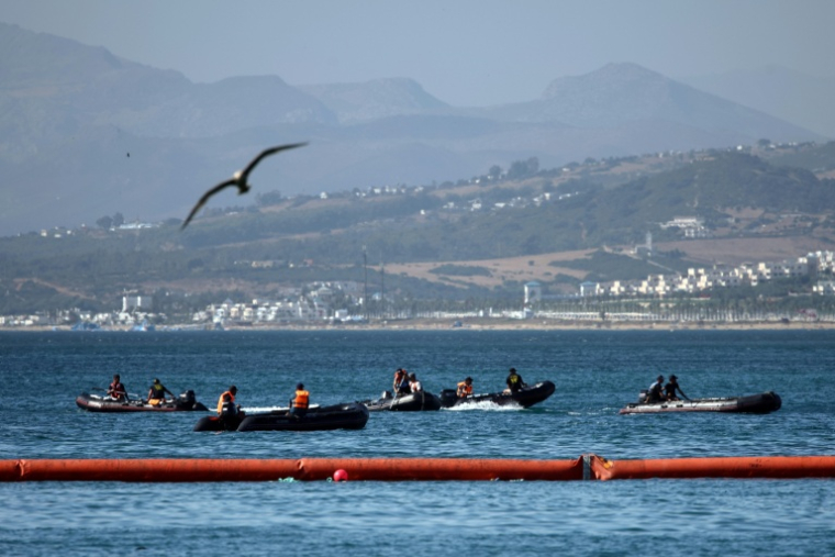 Des embarcations gonflablesprès de la nouvelle barrière flottante déployée par la Garde civile espagnole pour empêcher des entrées illégales depuis le Maroc dans l'enclave espagnole de Ceuta, sur la côte nord du Maroc, le 2 août 2026 ( AFP / Henry Nicholls )