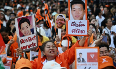Des soutiens du Parti du peuple participent à un rassemblement de la formation politique, le 25 janvier 2026 à Bangkok ( AFP / Lillian SUWANRUMPHA )