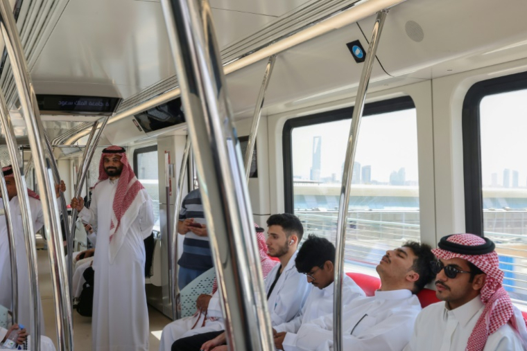 Des usagers dans le métro à Ryad, le 27 avril 2025 en Arabie saoudite ( AFP / Fayez Nureldine )