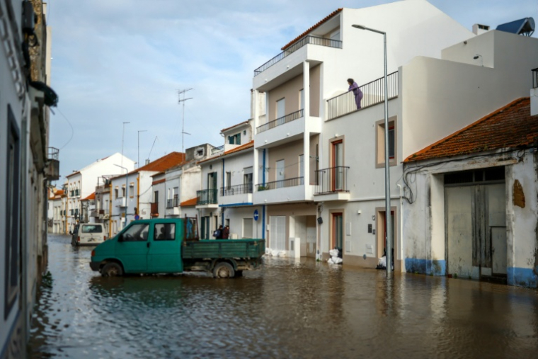 Une rue inondée à Alcacer do Sal, lors de la dépression Leonardo, le 5 février 2026 dans le sud du Portugal,  ( AFP / PATRICIA DE MELO MOREIRA )