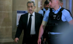 L'ancien président Nicolas Sarkozy (g) arrive au palais de justice de Paris, le 8 avril 2026, pour son procès en appel dans l'affaire du financement libyen de sa campagne électorale de 2007 ( AFP / Thomas SAMSON )