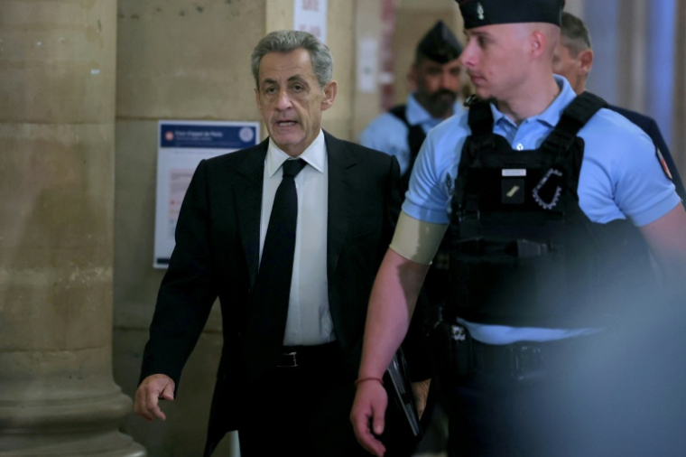 L'ancien président Nicolas Sarkozy (g) arrive au palais de justice de Paris, le 8 avril 2026, pour son procès en appel dans l'affaire du financement libyen de sa campagne électorale de 2007 ( AFP / Thomas SAMSON )