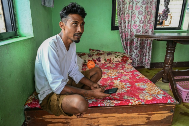 Santosh Sunar, un chômeur népalais chez lui le 14 septembre 2025, va devoir partir à l'étranger pour trouver un emploi, comme de nombreux jeunes ( AFP / Arun SANKAR )